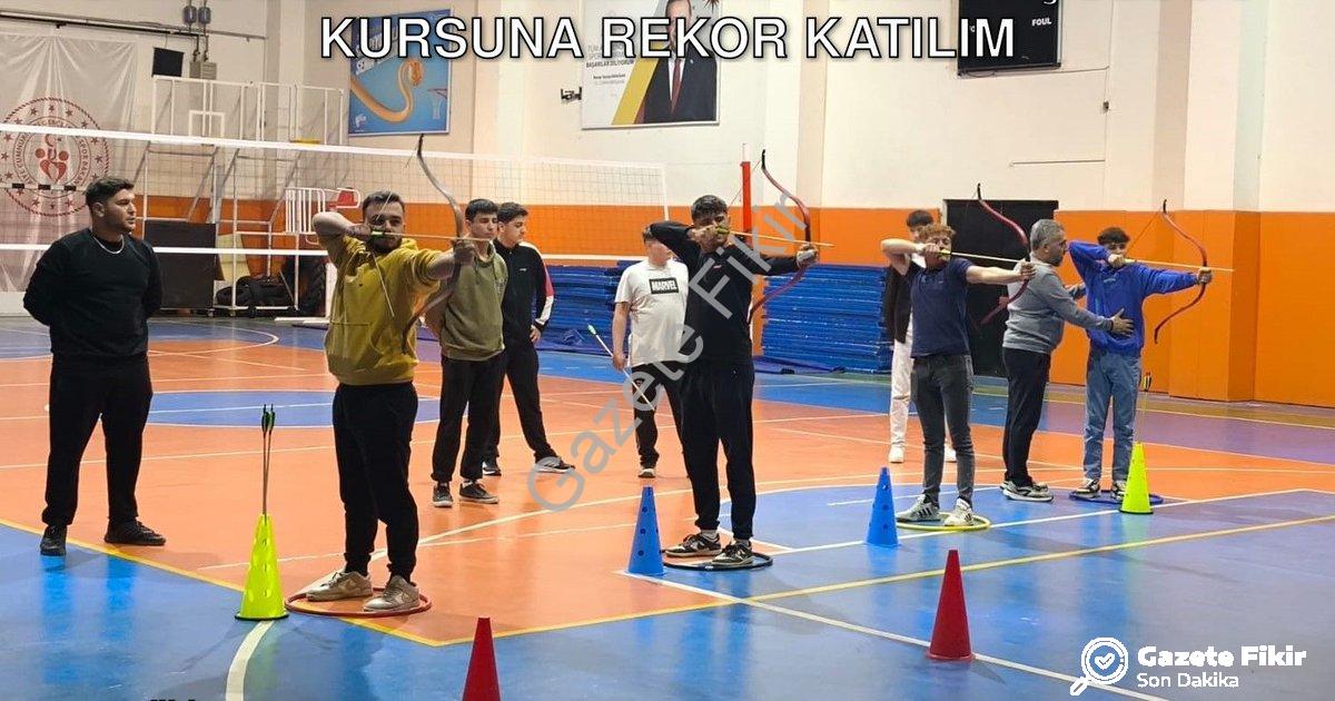 "Sarıgöl'de Geleneksel Türk Okçuluğu Kursuna Rekor Katılım" başlıklı haber için fotorealistik, profe