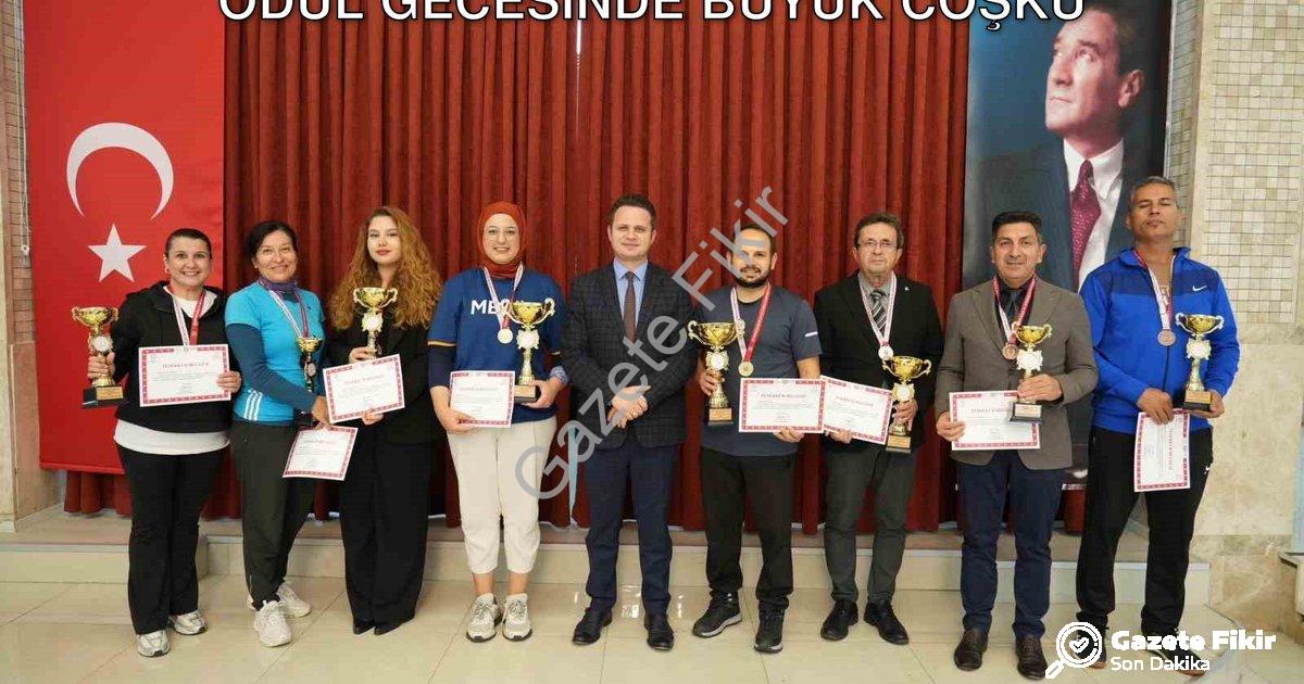 "Muğla'da Eğitimciler Sahada Ter Döktü: Ödül Gecesinde Büyük Coşku" başlıklı haber için fotorealisti