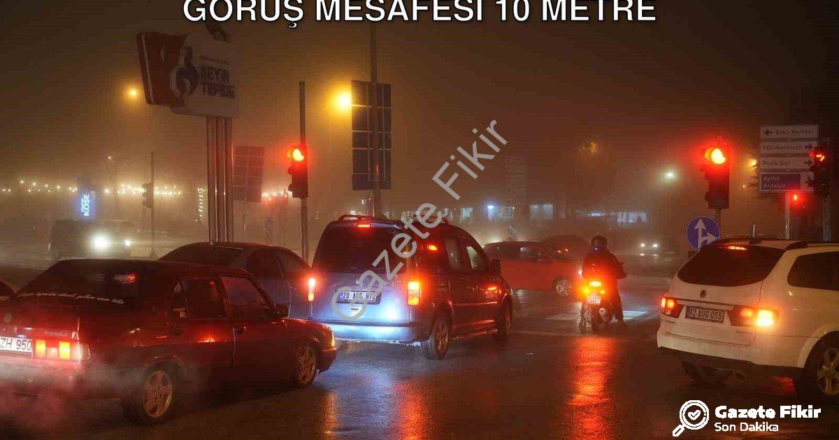 "Denizli'de Yoğun Sis Hayatı Felç Etti: Görüş Mesafesi 10 Metre" başlıklı haber için fotorealistik,