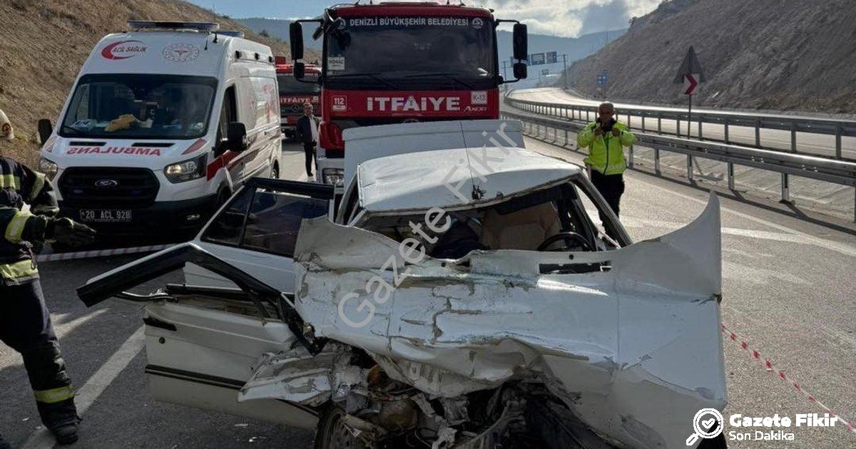 "Denizli'de Feci Kaza: Kamyona Ok Gibi Saplanan Araçta Can Pazarı" başlıklı haber için fotorealistik