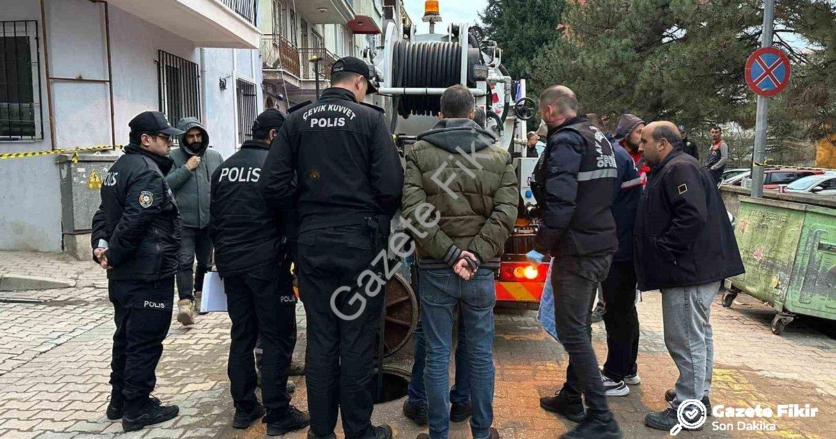 "Uşak'ta Kan Donduran Olay: Kanalizasyon Hattında Cenin Bulundu" başlıklı haber için fotorealistik,
